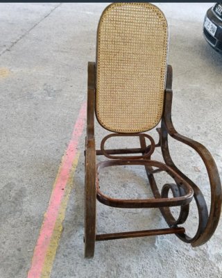 Mecedora de madera y ratán
