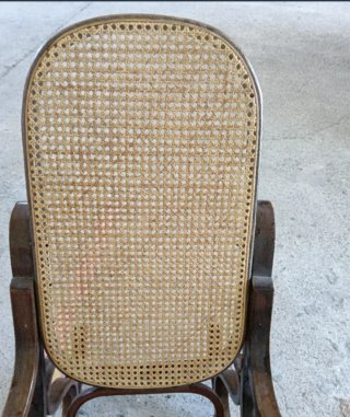 Mecedora de madera y ratán