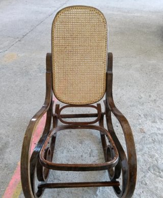 Mecedora de madera y ratán