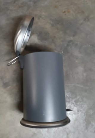 Cubo de basura metálico con tapa