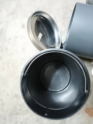 Cubo de basura metálico con tapa