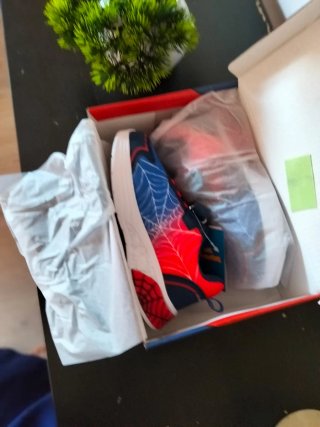 Zapatillas Spiderman con luces talla 31