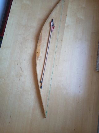 Arco di legno con frecce