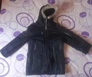 Parka Negra con Capucha y Forro