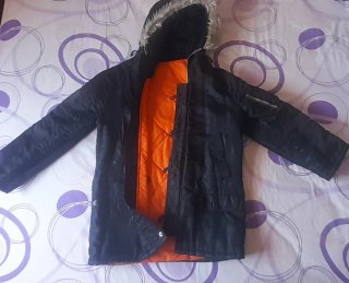 Parka Negra con Capucha y Forro