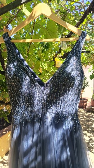 Vestido de fiesta azul con pedrería