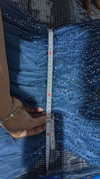 Vestido de fiesta azul con pedrería