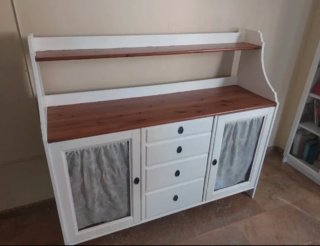 Mueble de salón blanco y madera