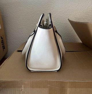 Bolso blanco con detalle M