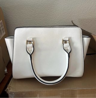 Bolso blanco con detalle M