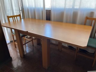 Mesa extensible de madera con 4 sillas