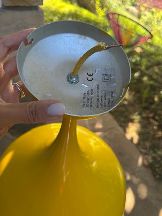 Lámpara colgante diseño amarillo segunda mano buen