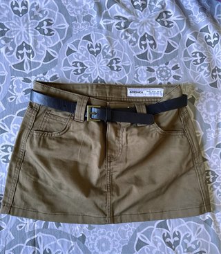 Minifalda Bershka verde militar con cinturón