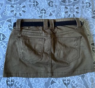 Minifalda Bershka verde militar con cinturón