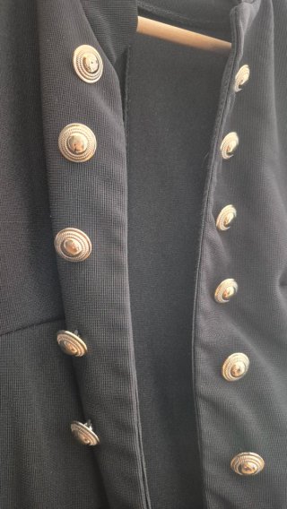 Chaqueta militar negra botones dorados