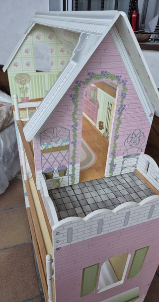 Casa de muñecas con ruedas en buen estado