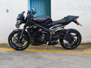 Triumph Street Triple 765 RS Negra