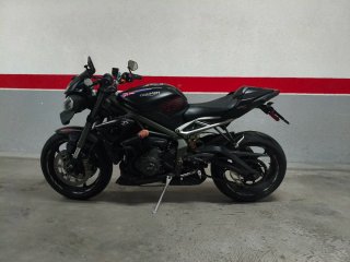 Triumph Street Triple 765 RS Negra