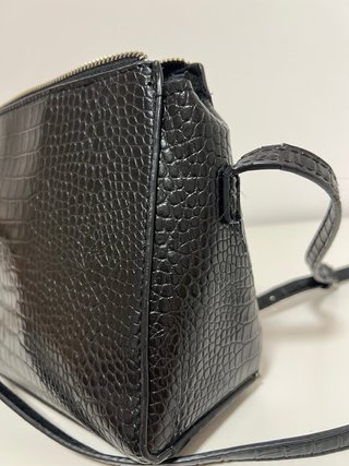 Bolso negro efecto cocodrilo