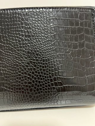 Bolso negro efecto cocodrilo
