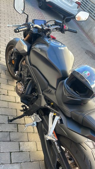 Honda CB650R 2023 - 4700 km - Negra mate