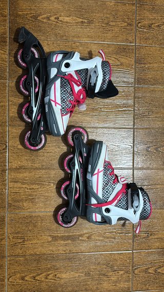 Patines en línea rosas y blancos