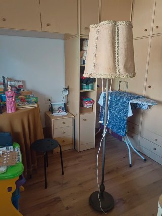 Lampada da terra vintage in ottone e carta beige