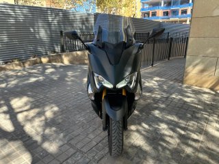 Se vendeYamaha T MAX 530 Negra, perfecto estado.