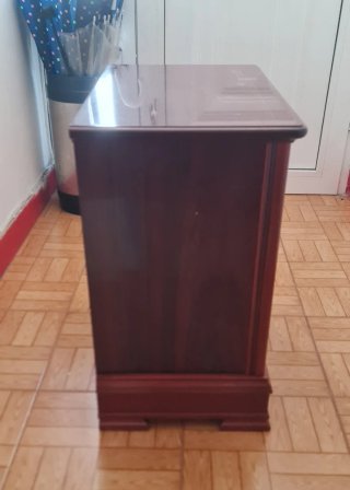 Mesita de noche de madera con cajones