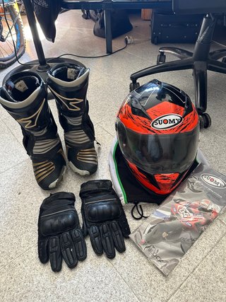 Botas, Casco y Guantes de Moto