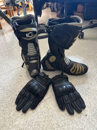 Botas, Casco y Guantes de Moto