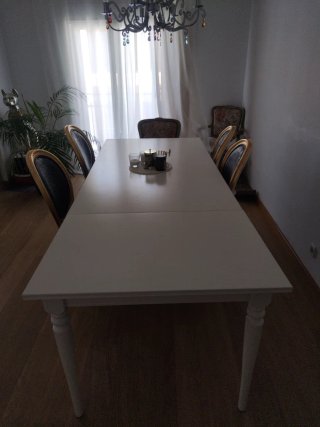 Mesa de comedor madera y cuero