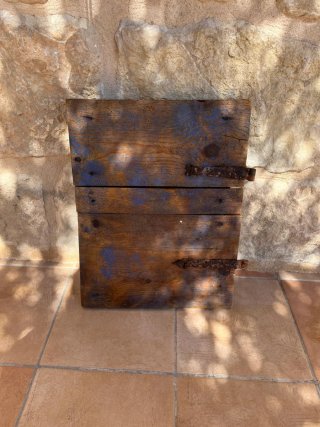 Ventana antigua con pintura azul
