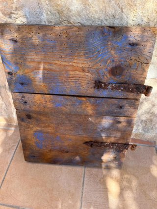Ventana antigua con pintura azul