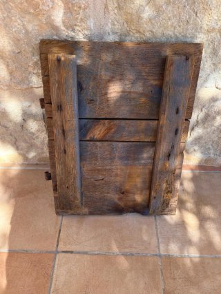 Ventana antigua con pintura azul