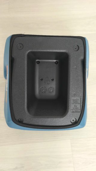 Silla elevador coche niños azul.