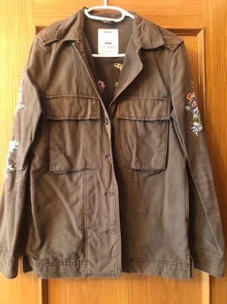 Chaqueta Bershka militar bordada Talla XS