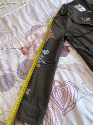 Chaqueta Bershka militar bordada Talla XS