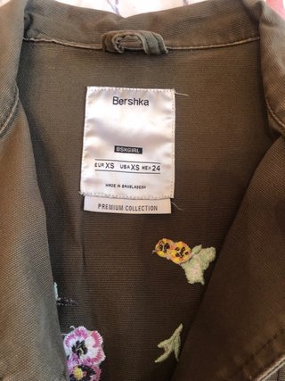 Chaqueta Bershka militar bordada Talla XS