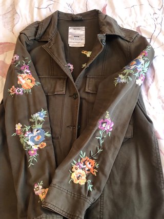 Chaqueta Bershka militar bordada Talla XS
