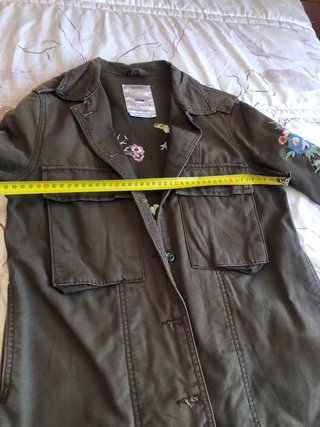 Chaqueta Bershka militar bordada Talla XS