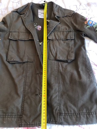Chaqueta Bershka militar bordada Talla XS