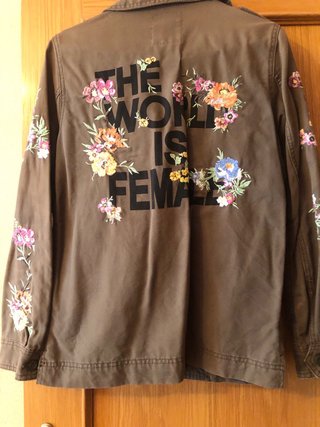 Chaqueta Bershka militar bordada Talla XS