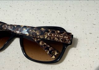 Elegantes gafas de sol Coach beige y marrones