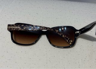 Elegantes gafas de sol Coach beige y marrones