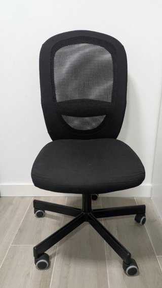 Silla de oficina negra con ruedas