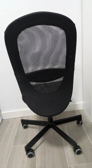 Silla de oficina negra con ruedas