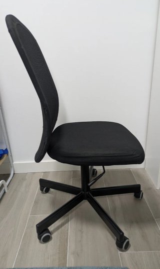 Silla de oficina negra con ruedas
