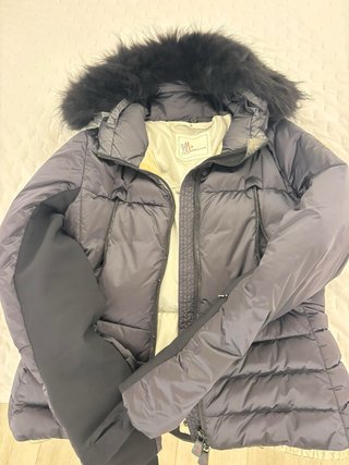 Moncler Giubbotto con cappuccio in pelliccia