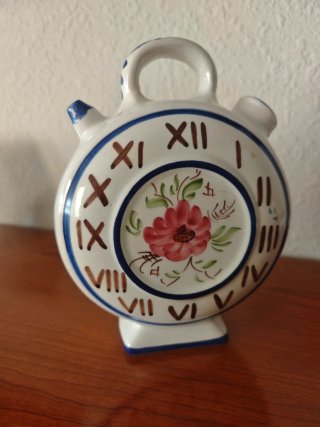 Botijo de cerámica pintado a mano.